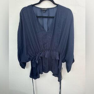 Broadway blouse in navy blue, with batwing sleeves and a V-neck, size L.